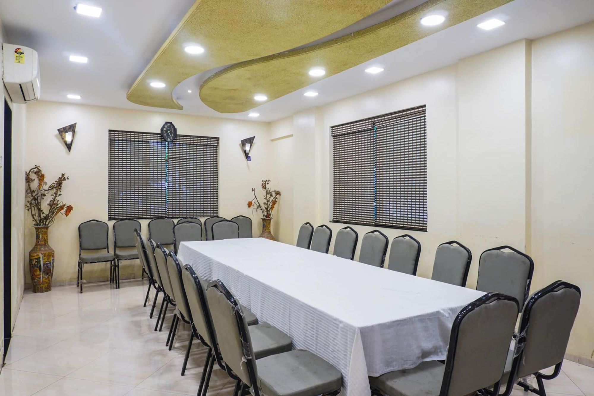Super Townhouse Oak Prabhat Road Hotel